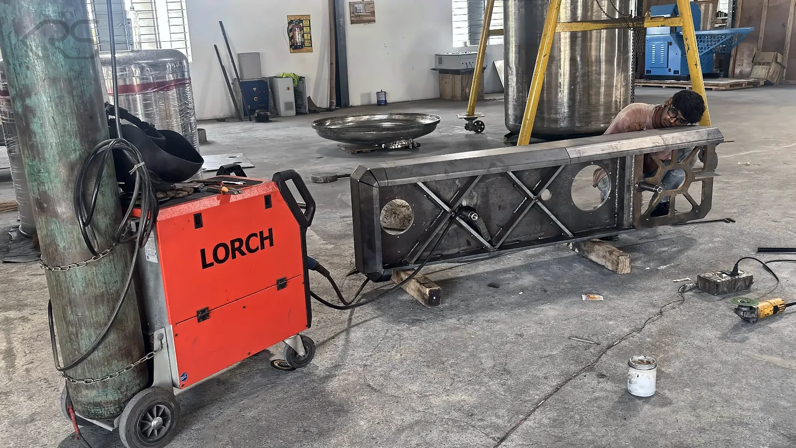 Welding of a machine frame in the KRS fabrication shop